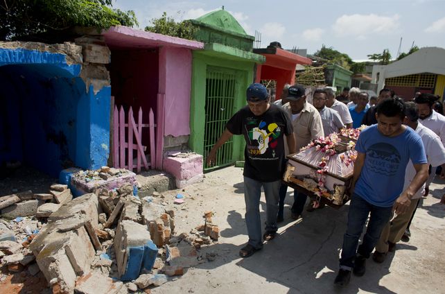 Dolor. Un cortejo fúnebre en Juchitán pasa entre las ruinas del terremoto.
