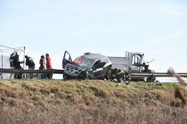 Bomberos de Capitán Bermúdez trabajaron para rescatar el cuerpo de la víctima.