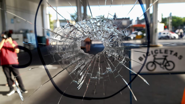 Uno de los impactos de bala en el bar de la estación de GNC de Avellaneda y 27 de Febrero. 