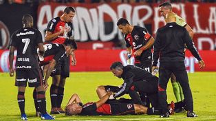 Dolorido. Nadal&iacute;n es atendido ante la preocupaci&oacute;n de Leal, P&eacute;rez, Lema y Maxi. El lateral se retir&oacute; a los 15&rsquo; de la segunda etapa.