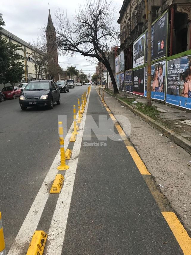 ¿Alcanzará esta vez?: más pretiles para que los autos no invadan la ciclovía de calle Ituzaingó