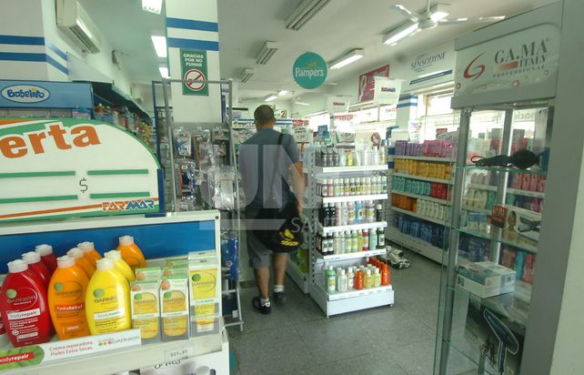 Autorizan a farmacias a elaborar alcohol en gel y repelentes