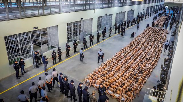 El Salvador: menos delitos, arrestos arbitrarios y pérdida de derechos