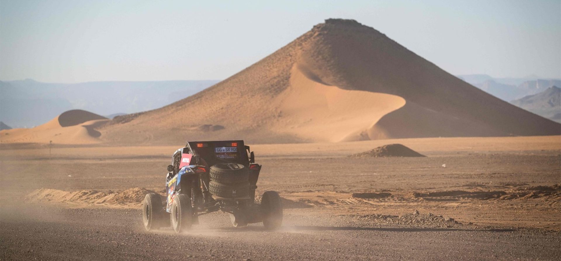 El portugués Joao Monteiro conduce su South Racing CAN-AM cerca del vivac durante los controles, antes del rally Dakar 2024 en Al-Ula, Arabia Saudita, el 3 de enero de 2024. (Foto de PATRICK HERTZOG / AFP) El portugués Joao Monteiro conduce su South Racing CAN-AM cerca del vivac durante los controles, antes del rally Dakar 2024 en Al-Ula, Arabia Saudita, el 3 de enero de 2024. (Foto de PATRICK HERTZOG / AFP)