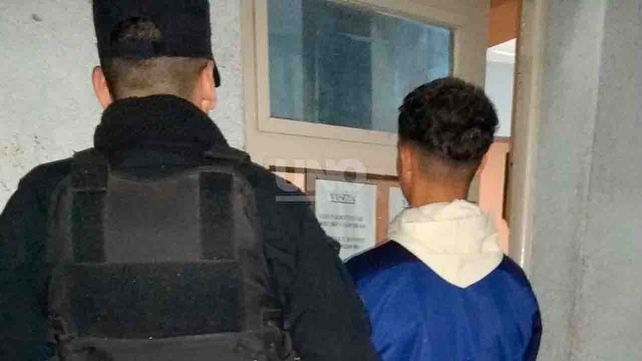 Estaba prófugo por robo y amenazas pero se auto delató en la calle y lo atraparon