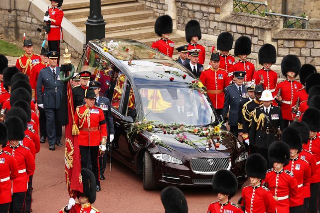 El cortejo fúnebre inicia su camino desde el Parlamento, donde la reina fue velada, hacia la abadía de Westminster, donde fue sepultada. 
