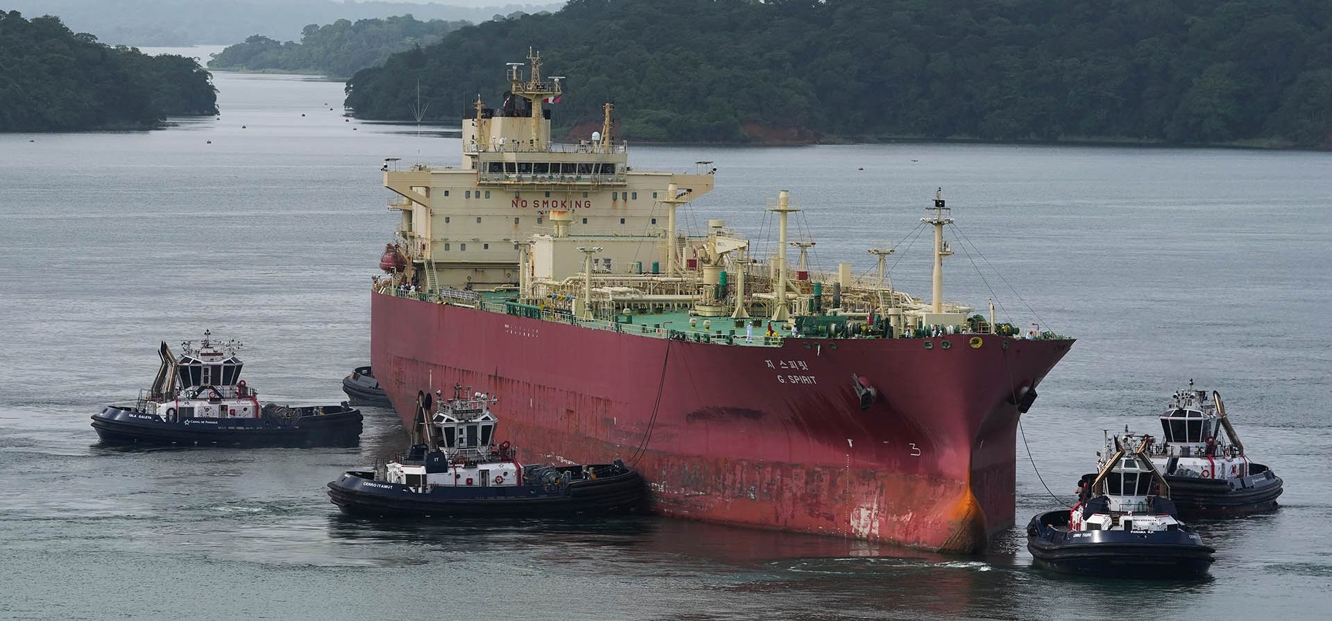 El buque cisterna de GLP G. Spirit, con bandera panameña, navega por las esclusas de Agua Clara del Canal de Panamá en Colón, Panamá, el martes 1 de septiembre de 2026. (Foto AP/Matias Delacroix)