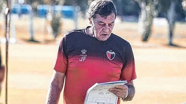Julio Falcioni citó 25 jugadores para el cotejo entre Colón y River