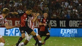 El capit&aacute;n. Maxi Rodr&iacute;guez apareci&oacute; en la &uacute;ltima jugada y le hicieron penal. Le asegur&oacute; al &aacute;rbitro que le cometieron falta.&nbsp;
