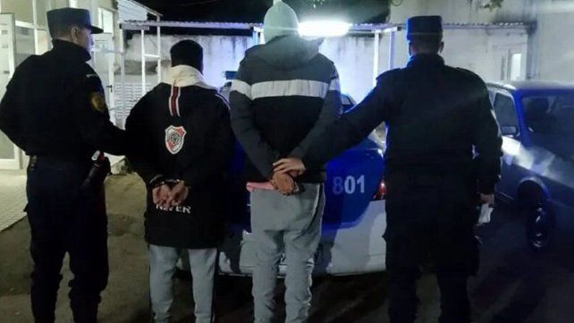 Dos jóvenes que eran buscados por balear a un hombre se entregaron en Tribunales. El hecho que se les endilga sucedió en el Barrio 98 Viviendas de Paraná.