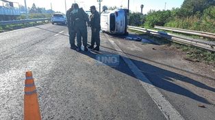 Accidente en la Ruta 168: el auto de una pareja volcó