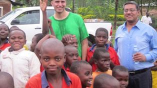 Le cambiaron la valija, le pusieron droga y terminó preso en Uganda
