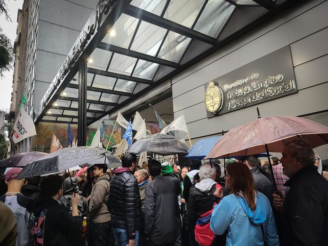 Hubo protestas en distintas reparticiones nacionales en rechazo a los despidos.
