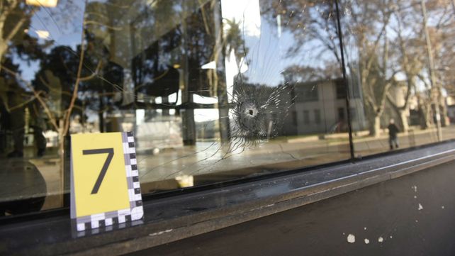 La PDI marcó uno de los ocho impactos de bala que dieron sobre el sector de calle Rueda.&nbsp;