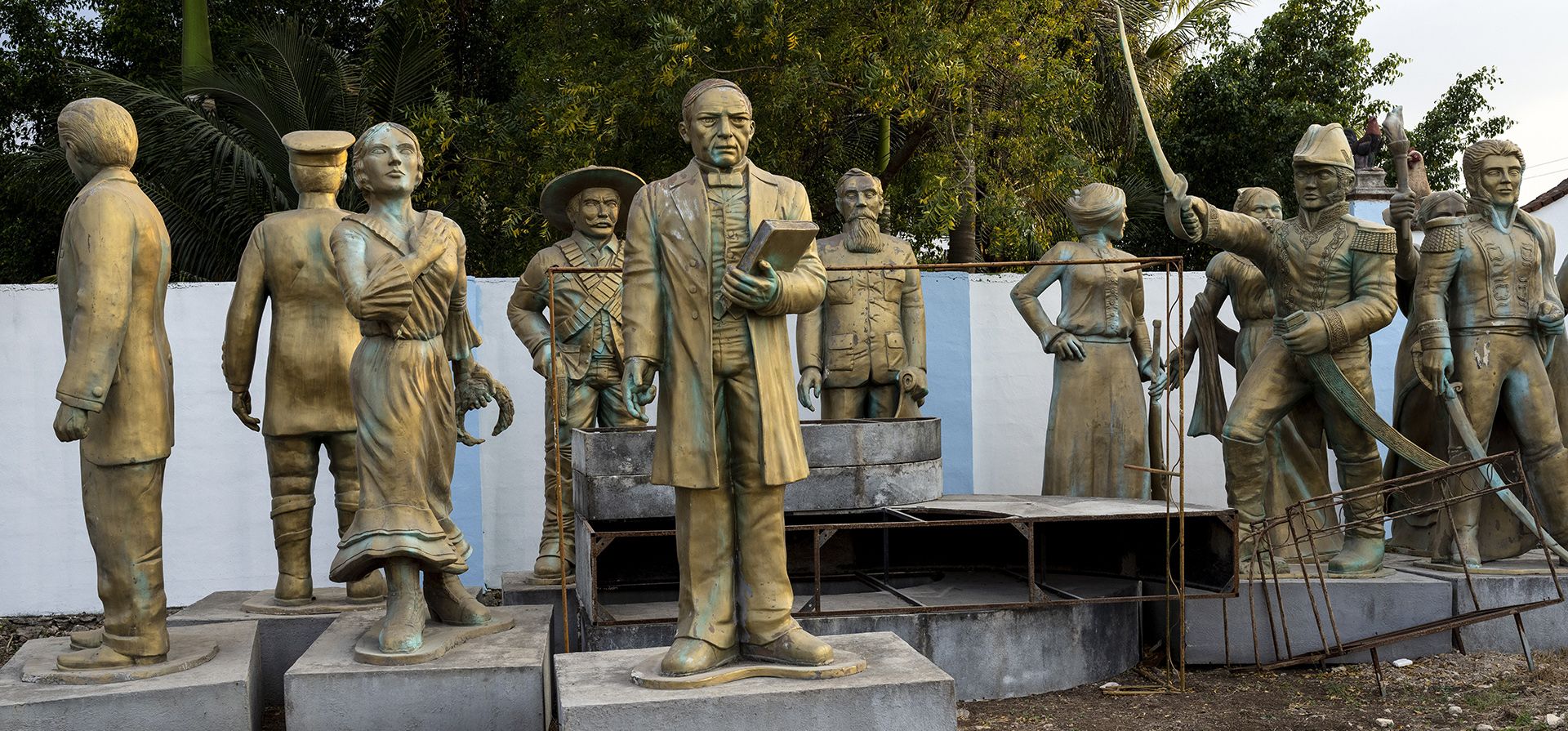 Estatuas de los héroes de la independencia de México que se utilizan en una fiesta anual, a un lado de la carretera en Mérida, México, El presidente de México, Andrés Manuel López Obrador, ha logrado conectar con la clase trabajadora mexicana, invisible durante mucho tiempo, de una manera en la que pocos han podido hacerlo en la historia reciente del país. (AP Foto/Rodrigo Abd) Estatuas de los héroes de la independencia de México que se utilizan en una fiesta anual, a un lado de la carretera en Mérida, México, El presidente de México, Andrés Manuel López Obrador, ha logrado conectar con la clase trabajadora mexicana, invisible durante mucho tiempo, de una manera en la que pocos han podido hacerlo en la historia reciente del país. (AP Foto/Rodrigo Abd)