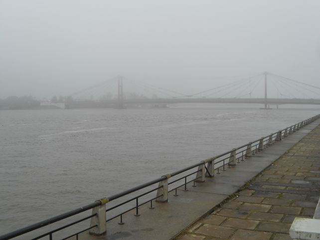 ¿Londres? No. Entre la niebla... el Puente Colgante