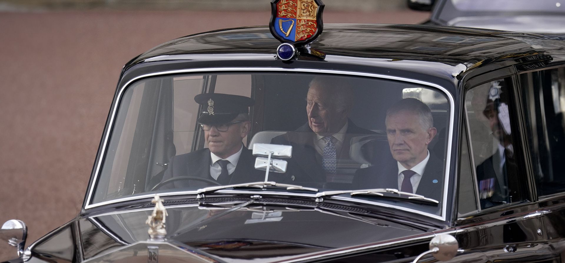 El rey Carlos III de Gran Bretaña abandona el Palacio de Buckingham para recibir al emir del Estado de Qatar, el jeque Tamim bin Hamad Al Thani, y a la jequesa Jawaher bint Hamad bin Suhaim Al Thani, en Londres, el martes 3 de diciembre de 2024. (Foto AP/Alberto Pezzali) El rey Carlos III de Gran Bretaña abandona el Palacio de Buckingham para recibir al emir del Estado de Qatar, el jeque Tamim bin Hamad Al Thani, y a la jequesa Jawaher bint Hamad bin Suhaim Al Thani, en Londres, el martes 3 de diciembre de 2024. (Foto AP/Alberto Pezzali)