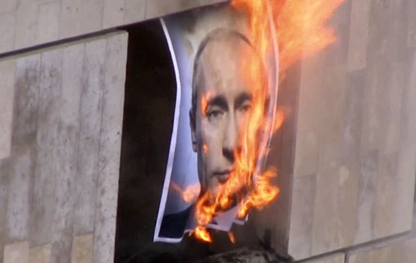 El video muestra a dos miembros de Pussy Riot descolgándose en rappel por un edificio deshabitado para colgar una pancarta gigante del grupo y un retrato de Putin al que prenden fuego.