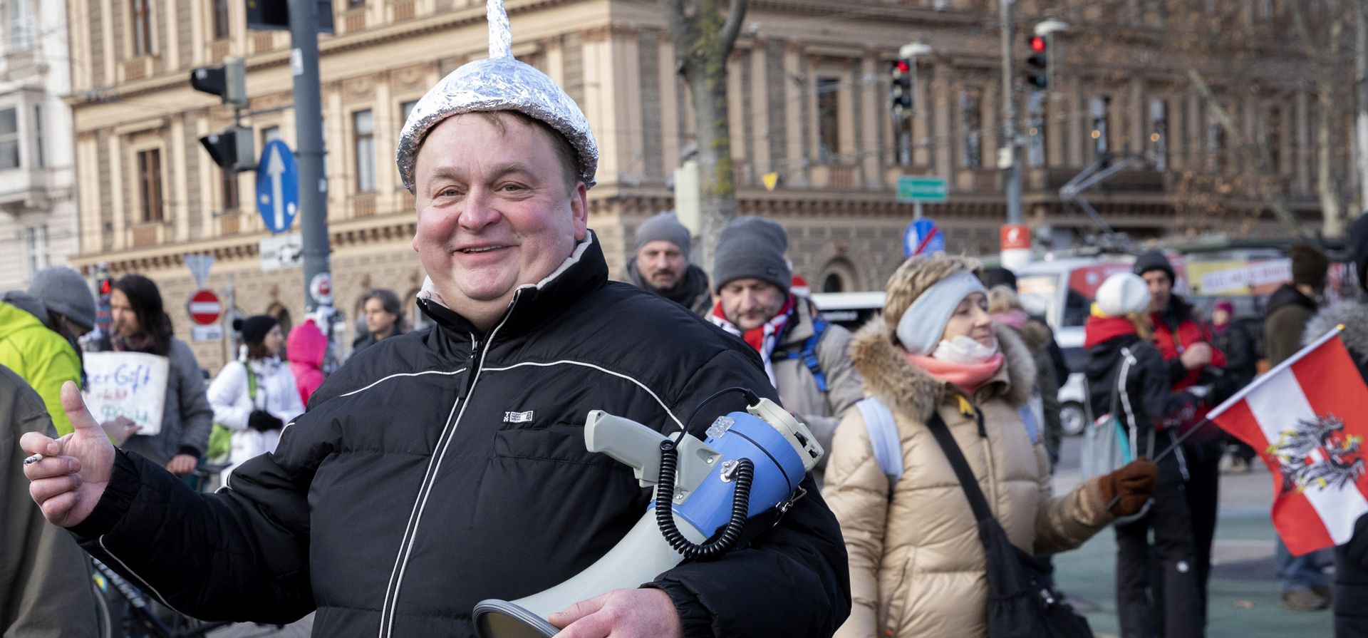 Gente protesta en las calles contra la vacunación obligatoria contra el COVID-19 que se decidirá hoy en el parlamento en Viena, Austria, el jueves 20 de enero de 2022.