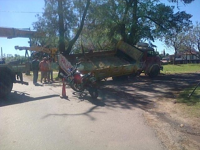 Una camioneta cayó en un pozo Vélez Sarsfield y Calcena