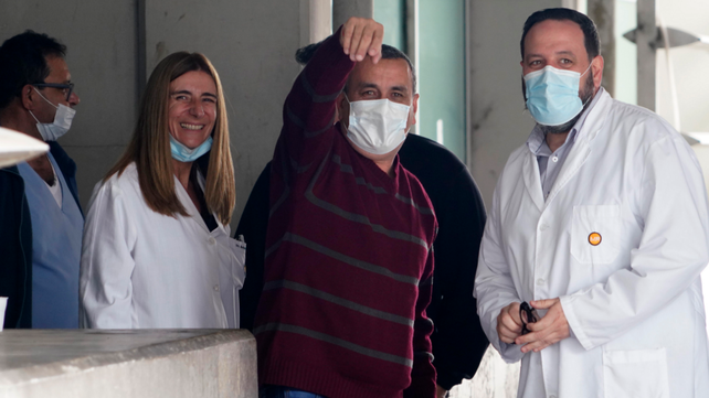 El padre del agente Gabriel Sanabria se fue feliz del Heca cuando le dieron el alta a su hijo.