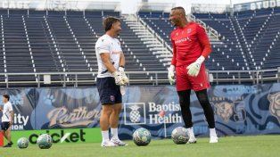 El rosarino Cristian Blanco con el arquero de Curazao Eloy Room, que está jugando el Mundial.&nbsp;