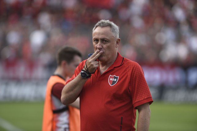 El DT de Newells Ricardo Lunari valoró la victoria por la gran entrega de los jugadores. El DT de Newells Ricardo Lunari valoró la victoria por la gran entrega de los jugadores.