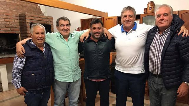 Ricardo Pancaldo reunido con la dirigencia de Atlético Paraná. Hoy será presentado al plantel.&nbsp;