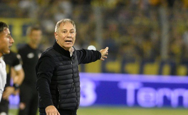 Ariel Holan se vio en la obligación de meter mano en el equipo. Central va por otros tres puntos clave.