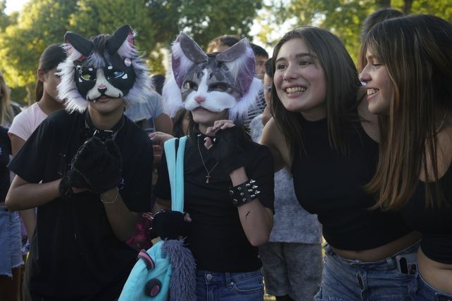 Chicas y chicos no se privaron de sacarse una foto con los therians que llegaron el Campo de la Gloria.