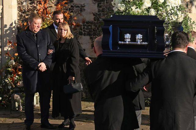 Geoff y Karen Payne conmocionados en el funeral de su hijo