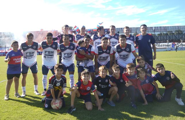 El plantel charr&uacute;a y los chicos de las inferiores.
