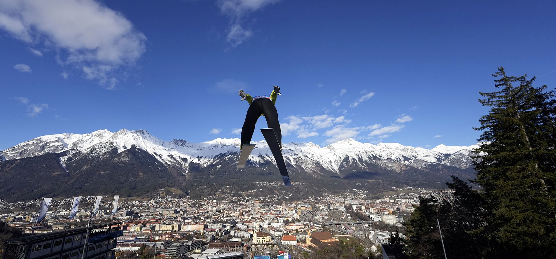 Erik Belshaw, de Estados Unidos, se eleva por el aire durante su salto de prueba en la tercera etapa del 72º torneo de salto de esquí Four Hills en Innsbruck, Austria, el miércoles 3 de enero de 2024. (Foto AP/Matthias Schrader) Erik Belshaw, de Estados Unidos, se eleva por el aire durante su salto de prueba en la tercera etapa del 72º torneo de salto de esquí Four Hills en Innsbruck, Austria, el miércoles 3 de enero de 2024. (Foto AP/Matthias Schrader)