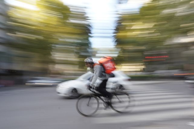 Tiempos difíciles: el servicio de delivery copa a toda hora las calles de Rosario
