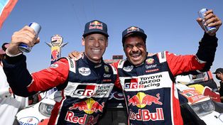 Explosión. El príncipe qatarí Nasser Al-Attiyah se descarga tras la cuarta victoria en Dakar, junto a su fiel copiloto, el andorreño Baumel.
