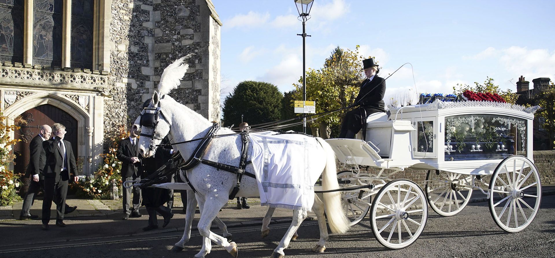 Un carruaje tirado por caballos que transporta el ataúd de Liam Payne llega para el funeral del cantante de One Direction en la iglesia de St Mary en Amersham, Buckinghamshire, Inglaterra, el miércoles 20 de noviembre de 2024. (Andrew Matthews/PA vía AP) Un carruaje tirado por caballos que transporta el ataúd de Liam Payne llega para el funeral del cantante de One Direction en la iglesia de St Mary en Amersham, Buckinghamshire, Inglaterra, el miércoles 20 de noviembre de 2024. (Andrew Matthews/PA vía AP)