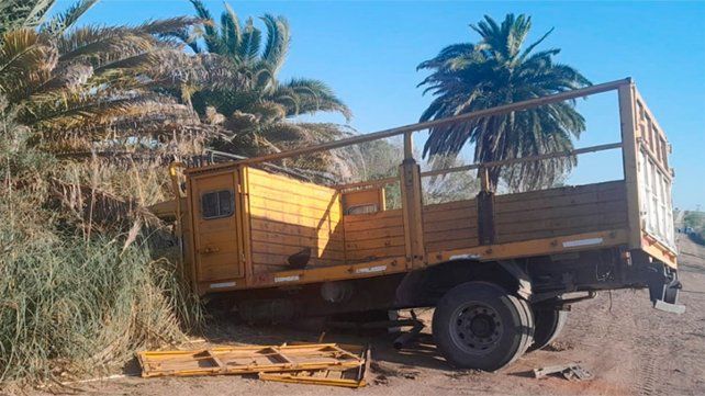 Departamento Diamante: dos muertos tras el despiste y choque de un camión