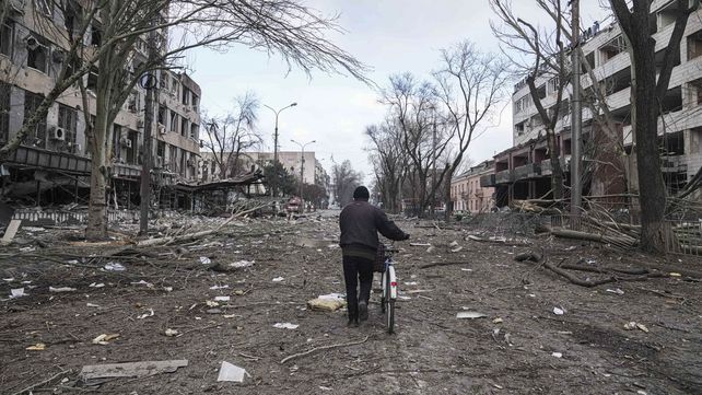 Una terrible postal de la guerra. Un vecino de Mariupol transita por una de las arrasadas calles de la ciudad.