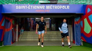 El rosarino Emiliano Boffelli y el mendocino Bertranou ingresan al estadio para hacer el reconocimiento del campo de juego.