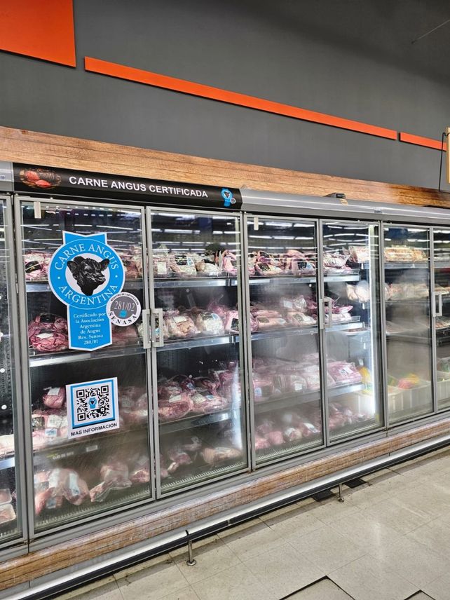 La carne certificada en las góndolas locales.
