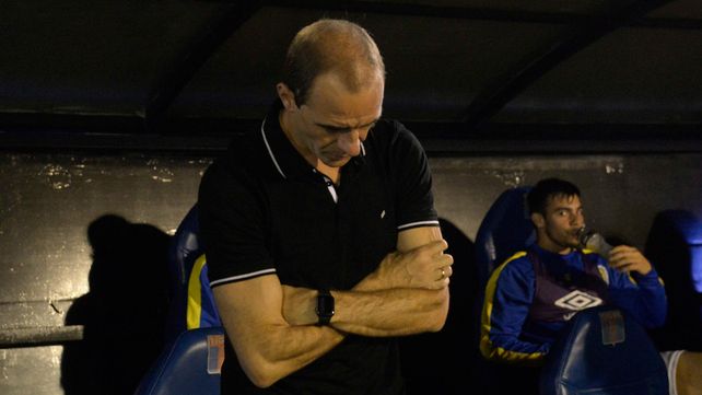 Leandro Somoza no iba a hacer cambios pero se vio obligado a mover piezas.