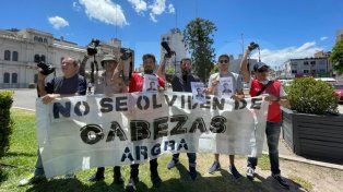 Este jueves, en conmemoración del asesinato de José Luis Cabezas, reporteros gráficos de Paraná hicieron un acto frente al busto de Mariano Moreno