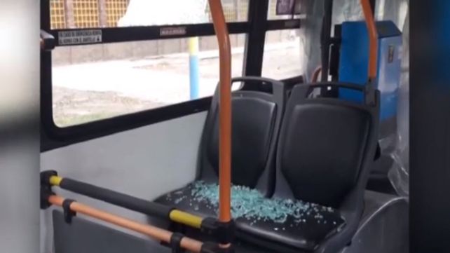 Otro ataque a piedrazos a colectivos, esta vez en barrio Acindar