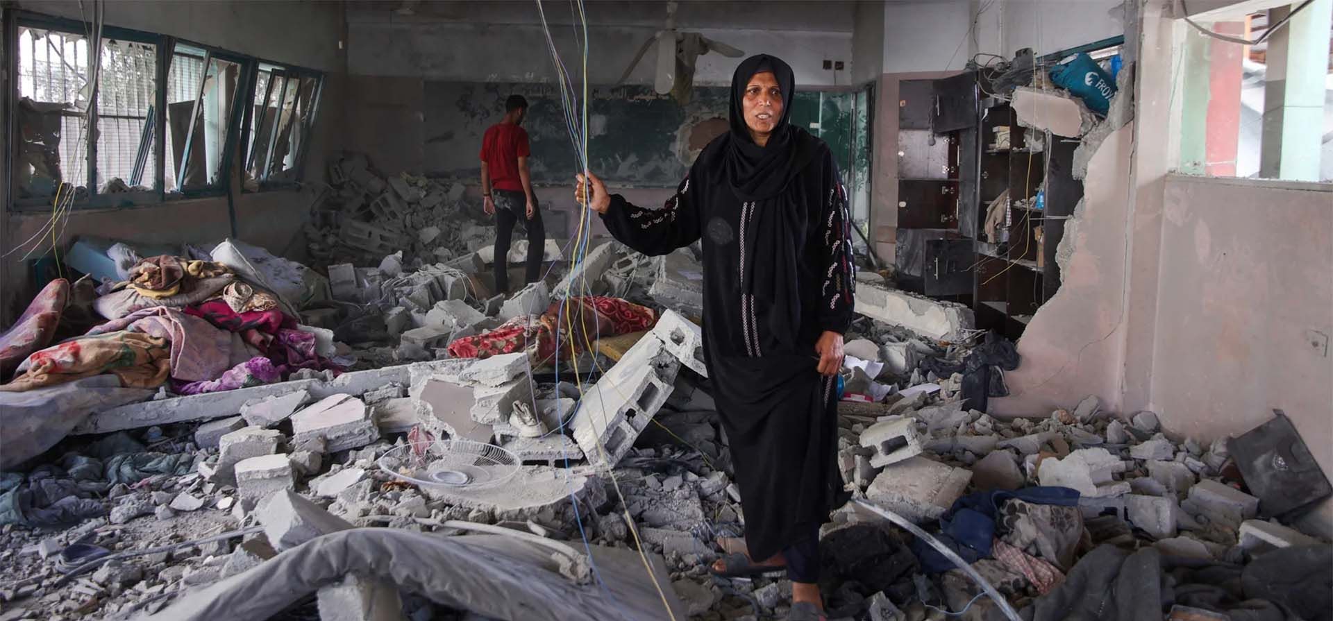 Una mujer se encuentra entre los escombros de la escuela Fahmi al-Jarjawi tras un ataque aéreo israelí, Ciudad de Gaza. Fotografía: Omar Al-Qattaa/AFP/Getty Images Una mujer se encuentra entre los escombros de la escuela Fahmi al-Jarjawi tras un ataque aéreo israelí, Ciudad de Gaza. Fotografía: Omar Al-Qattaa/AFP/Getty Images