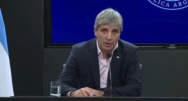 El ministro de Economía, Luis Caputo, anunció la baja del Impuesto País para importaciones