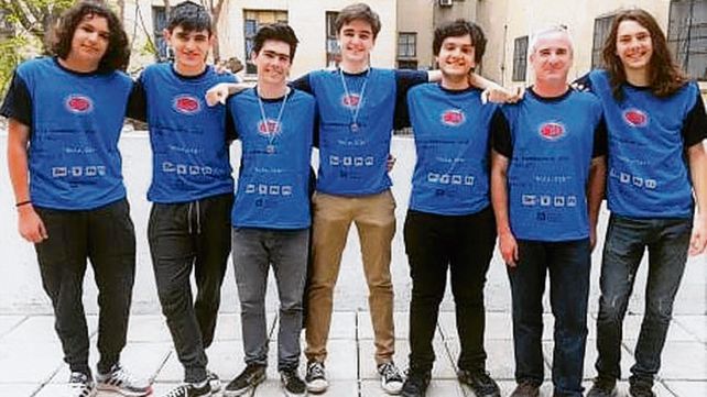 Los estudiantes distinguidos junto al profesor Alejandro Schujman.