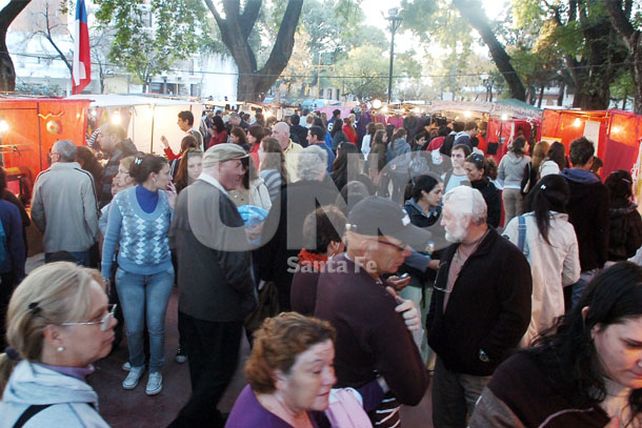 Comenzó el Encuentro Nacional de Artesanos en la plaza Pueyrredón