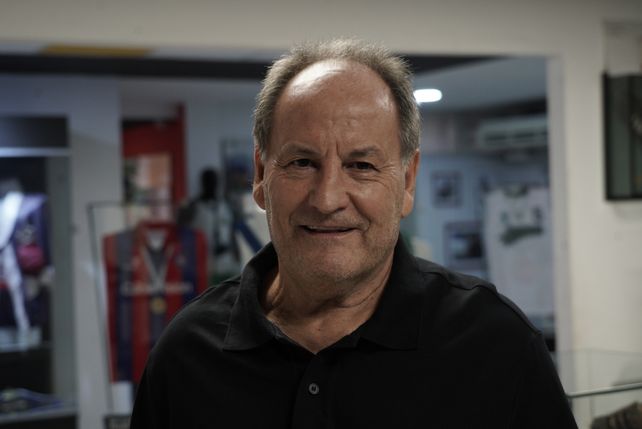 Jugó en Central donde fue campeón en 1986/87 y es un emblema del fútbol de Córdoba