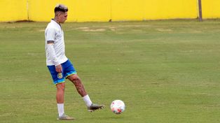 Gastón Avila jugó poco en el semestre pasado, Boca no lo tendrá en cuenta y en Arroyito lo quieren.
