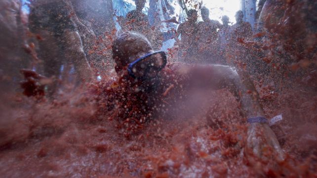 Tomatina, la batalla roja celebra su fiesta anual con un mensaje contra la homofobia